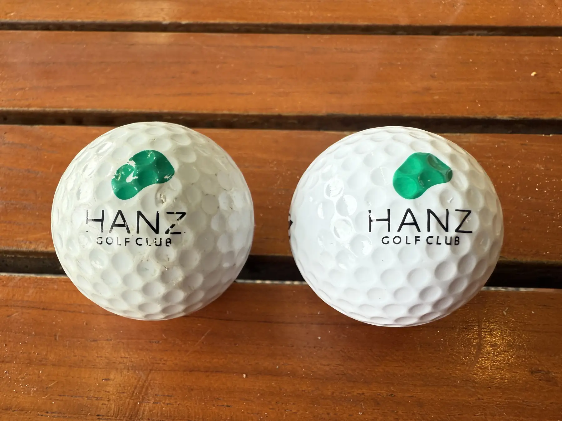HANZ GOLF CLUBのロゴ入りボール2球。