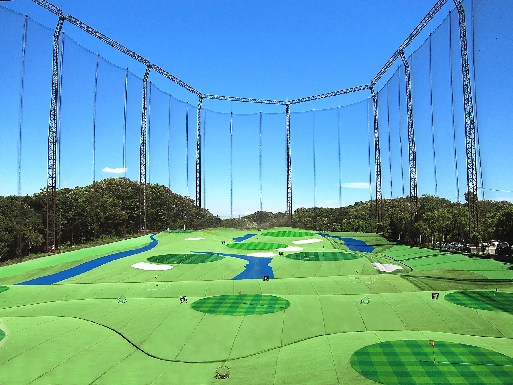 HANZ GOLF CLUBのレンジのフェアウェイ。手前に芝のマット、奥にネットの支柱。